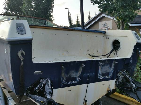 28 foot performance boat stern view