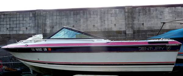 1988 20' Century 2000 boat.