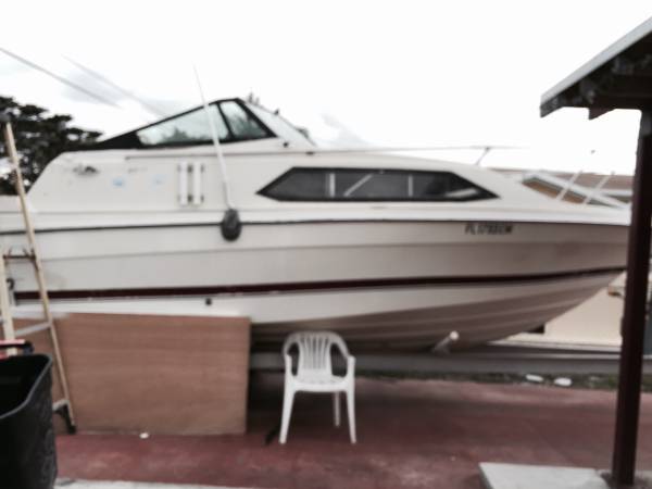 Free boat no motor no trailer only the hull is a 22,8 ft