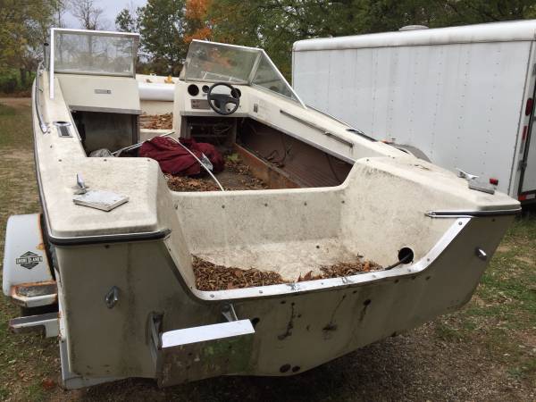 69 Searay stern view 