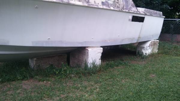 31 Hatteras boat hull