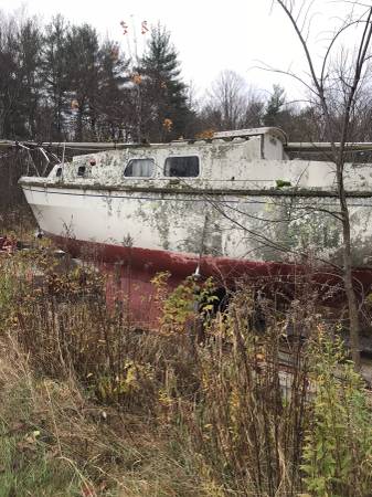 28' Westerly twin keel port side