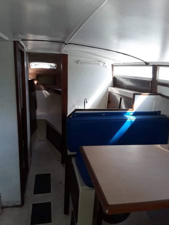1973 26 Ft Searay Pacemaker cabin space