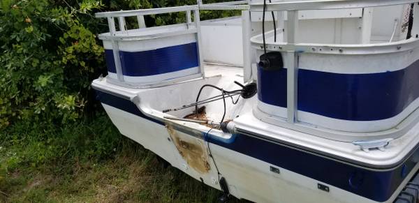 1992 Deck boat stern view