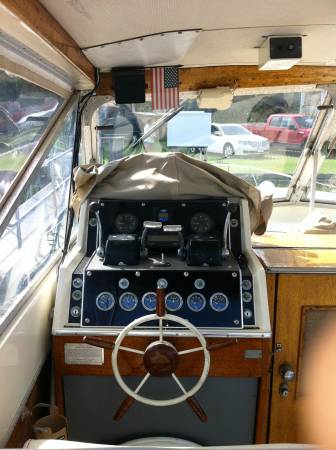 1966 Chris Craft 31' Commander cabin