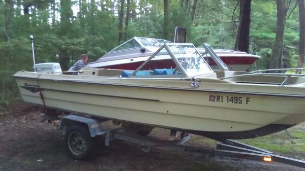 18 ft Trihull Bowrider OUTBOARD Boat in Fair/Good Shape