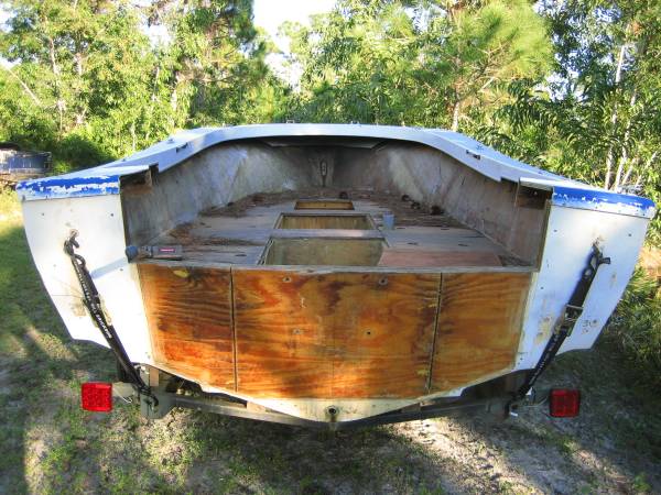 WELCRAFT V-20 stern view