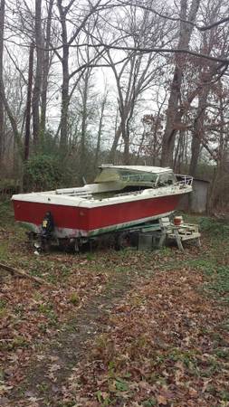 Inboard/outboard 18' power boat