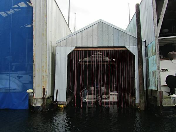 Haul away boat house