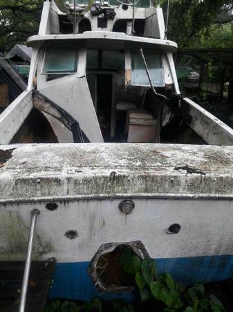 24 ft Flying Bridge powerboat needs some work.