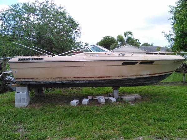 24' FG Slickcraft boat that sleeps 2 in a cutty cabin