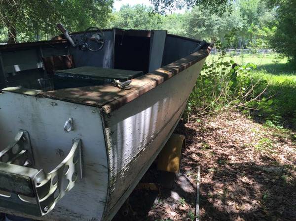  wooden boat. Needs work 