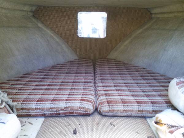  24' FG Slickcraft boat interior