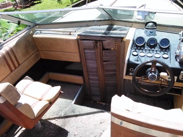  24' FG Slickcraft cockpit