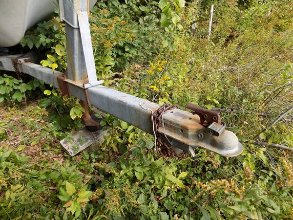 Shoreline trailer for a small boat in good condition