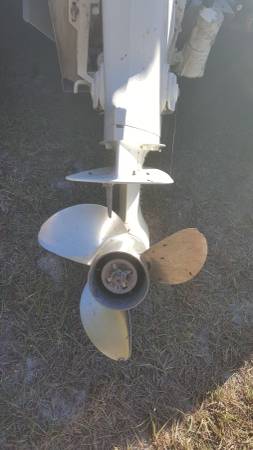 Boat motor with prop