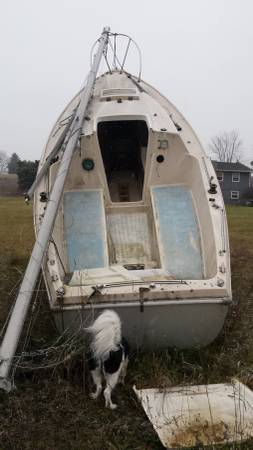 22 American sailboat with mast and sails
