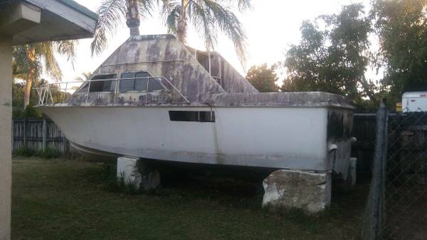 31 Hatteras project boat needs a wash