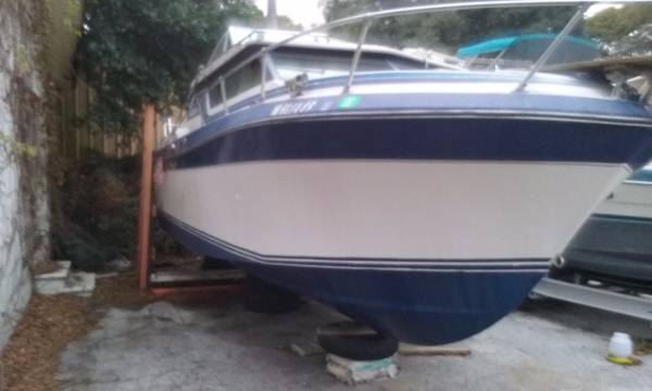 25 Holiday powerboat