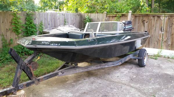 16 ft Baja powerboat