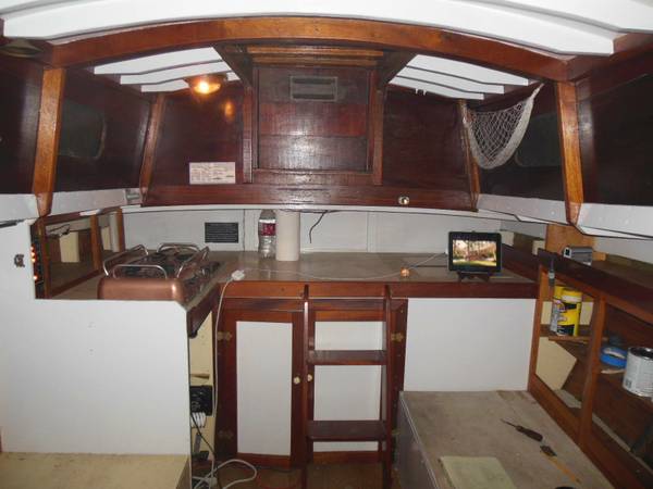 32 sloop interior