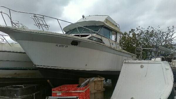 Flybridge boat