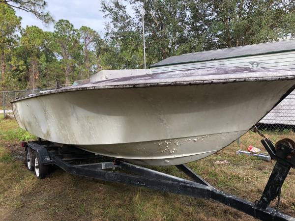 Boat hull on dual axel