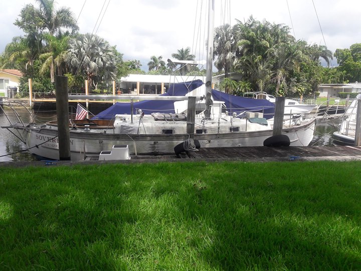 43' Moa Ta side view