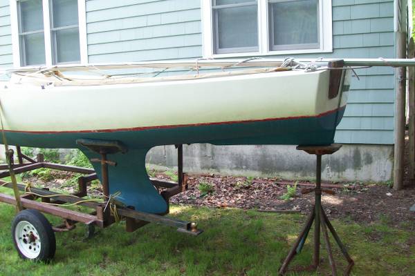 Cape Cod Mercury sailboat with a keel