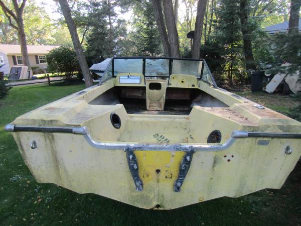small powerboat stern view