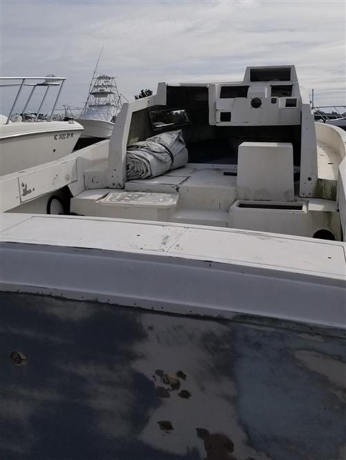 1991 25’ Grady White Hull stern view