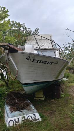 1966 Luhrs bow view