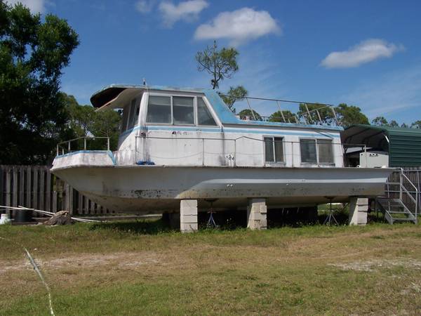 houseboat port side view