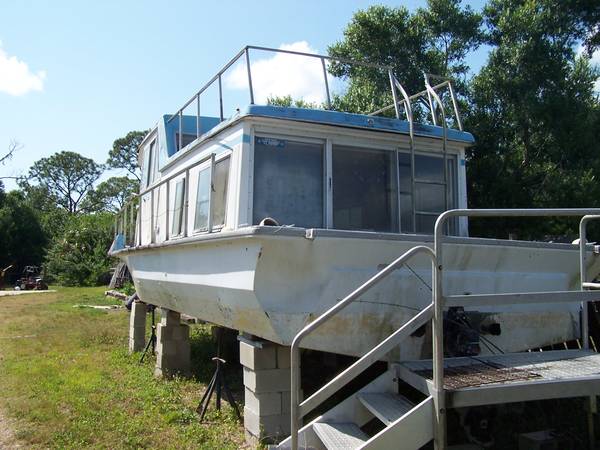 House boat stern view