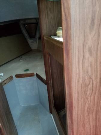25 foot sailboat v birth view