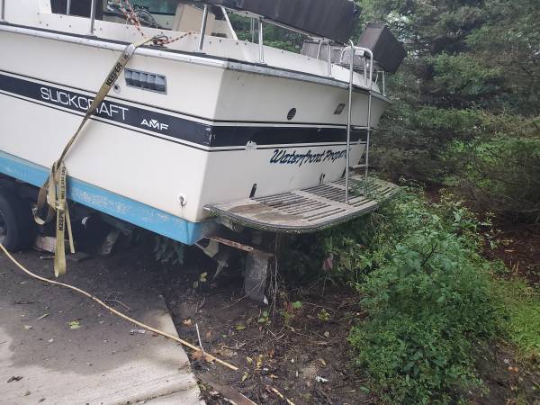 Slickcraft 285 SC on trailer