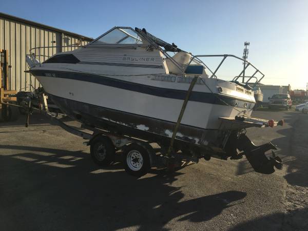 1985 bayliner21 ft cuddy cabin port side view