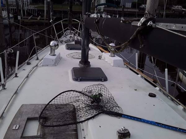1976 32' PEARSON 323 SAILBOAT on deck