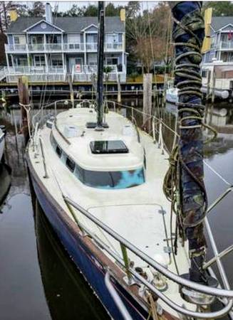 1976 32' PEARSON 323 SAILBOAT deck from bow