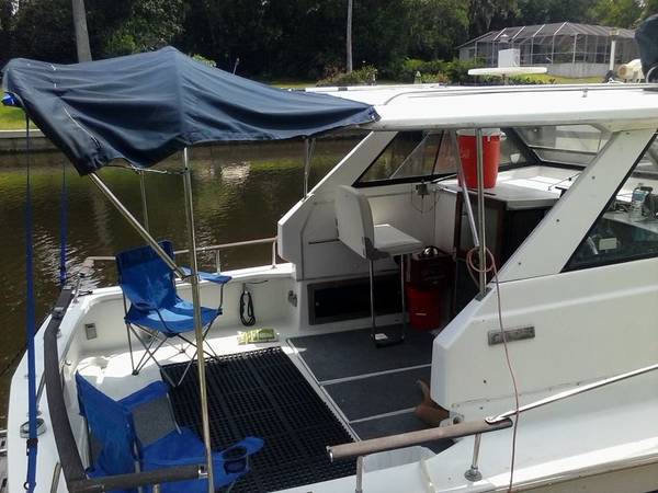 30' Trojan Cabin Cruiser starbird side cockpit