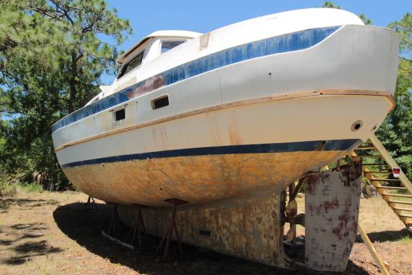 Cheoy Lee Pilothouse Stern