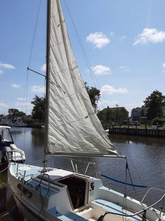 22 MacGregor cockpit view sails up