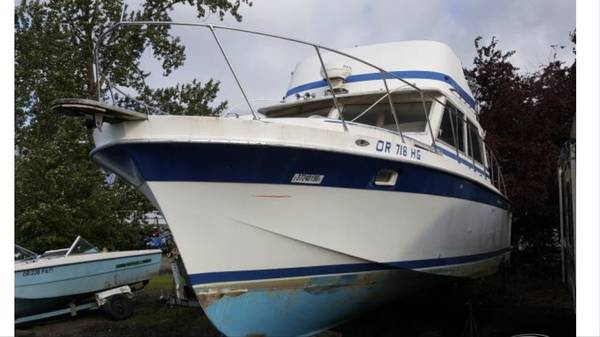 76 Uniflite Port side view