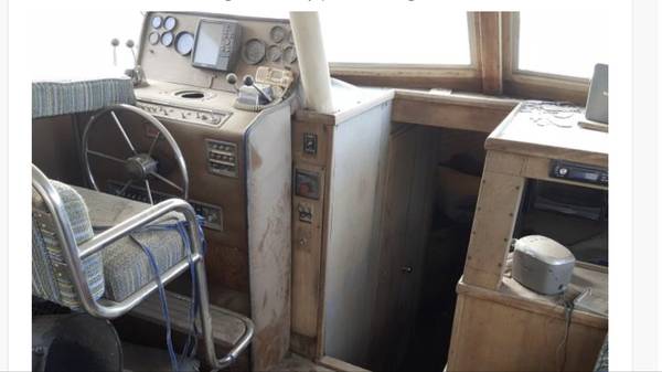 76 Uniflite cabin view