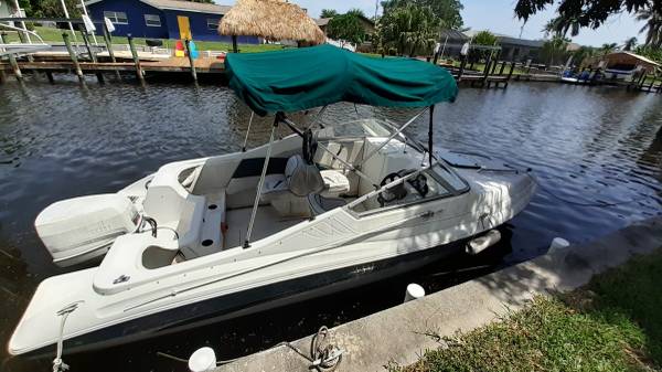 1997 21' Seaswirl w/130hp OBM starbird side