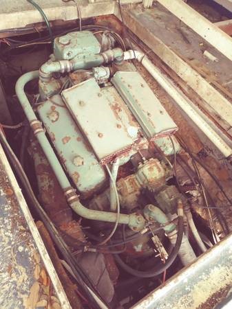 V8 Detroit marine on wood boat