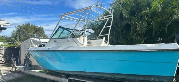 23 Robalo Cubby Port side