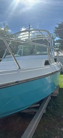 23 Robalo Cubby Bow to port